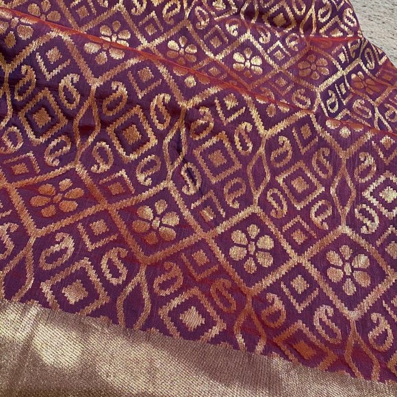 Banarasi silk sari in Onion Purple - Picture 4 of 11